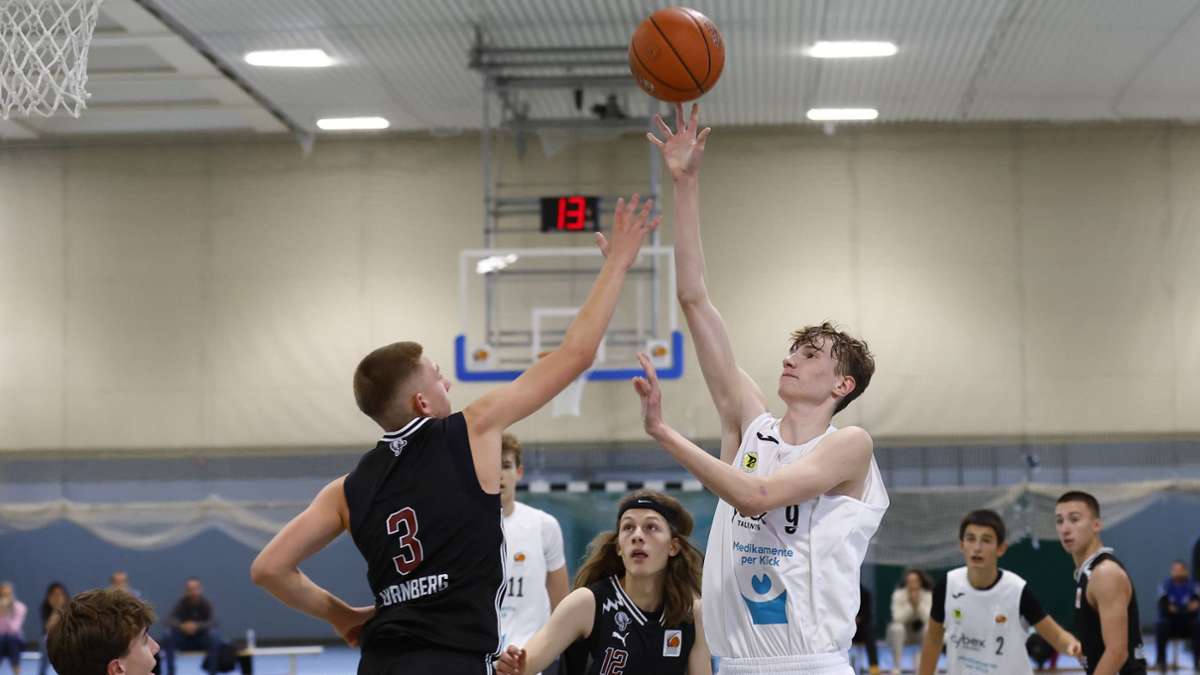 Einzig  Thilo Kozyra (rechts) hatte den Nürnbergern (links Moritz Dombos) etwas entgegenzusetzen.