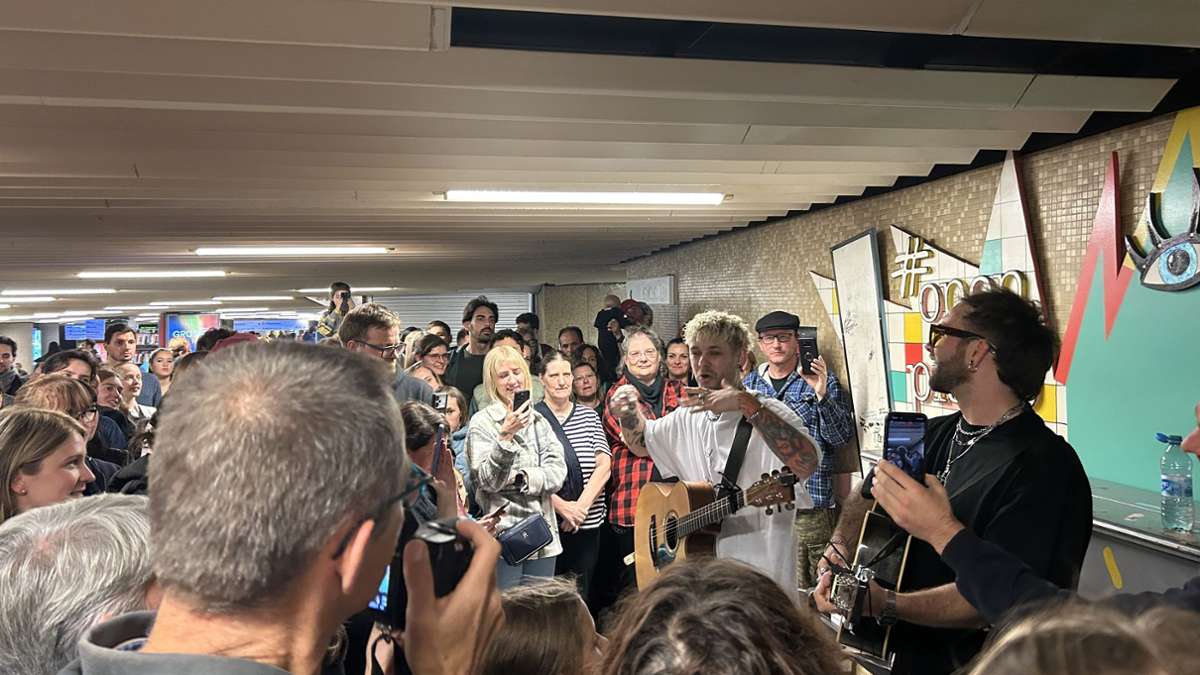 Open-Piano-Konzert in Stuttgart: Tripkid spielt Spontan-Konzert an der Haltestelle Charlottenplatz
