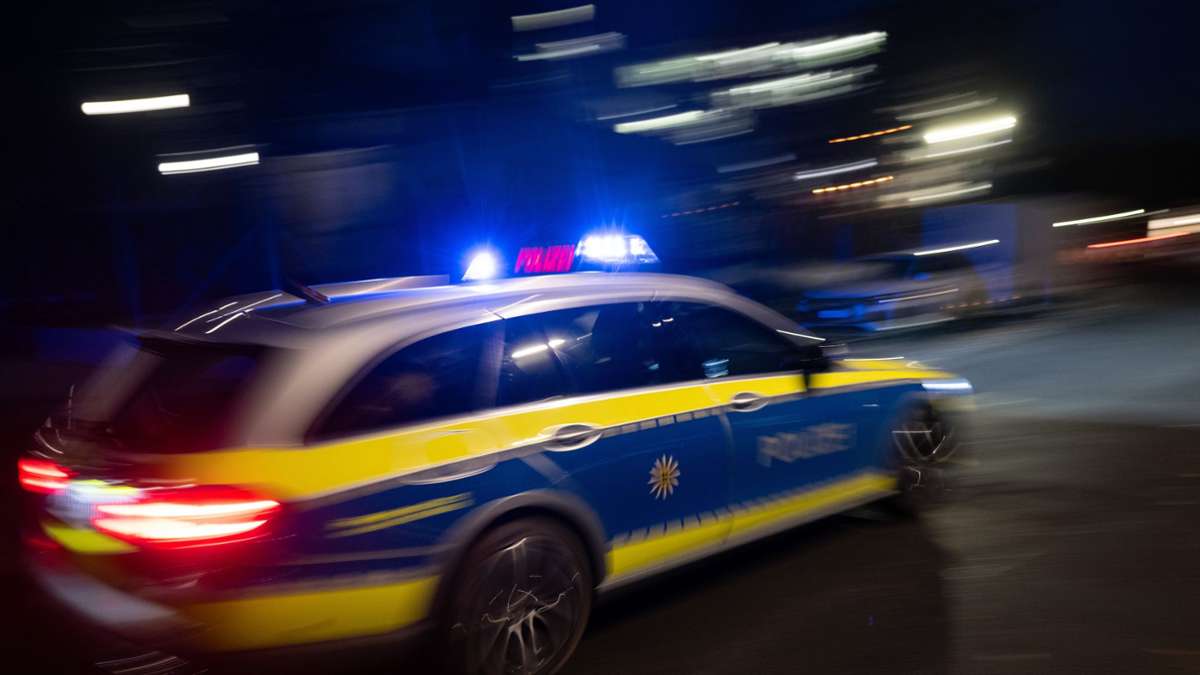 Stuttgart-Bad Cannstatt: Autofahrer erfasst Fußgänger – und flüchtet