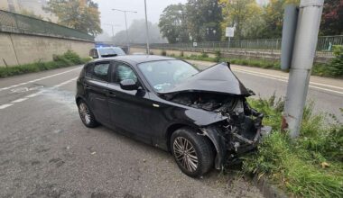 Unfall in Bad Cannstatt: Auto prallt in Laternenmast – Polizei und Feuerwehr im Einsatz