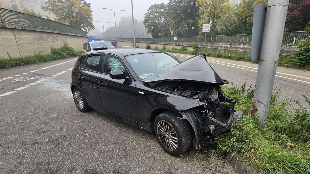 Unfall in Bad Cannstatt: Auto prallt in Laternenmast – Polizei und Feuerwehr im Einsatz
