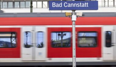 Vorfall in Stuttgarter S-Bahn: Männer bedrängen 28-Jährige in S3 – Zeugin greift couragiert ein - Stuttgart