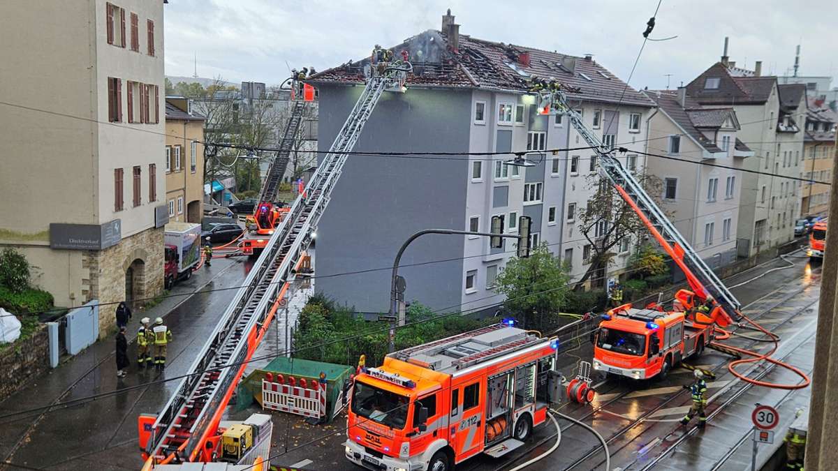 Brand in Stuttgart-Bad Cannstatt: Feuerwehr löscht Flammen im Dachstuhl