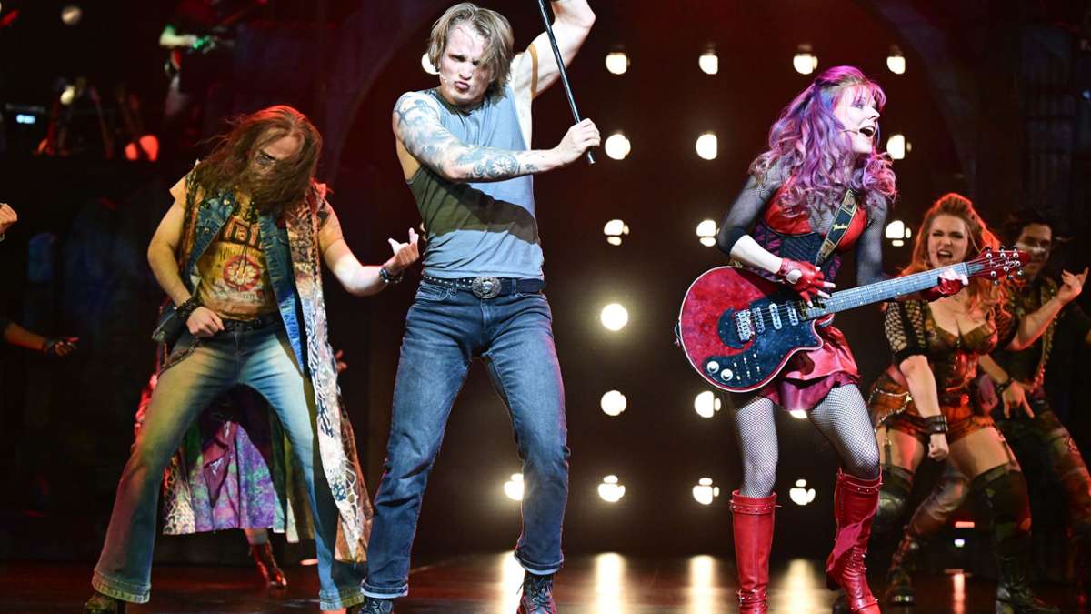 „We Will Rock You“ in Stuttgart: Sir Brian May adelt mit seinem Besuch das Comeback des Queen-Musicals