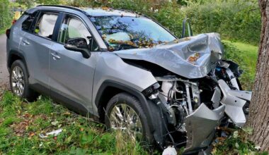 Unfall in Stuttgart-Stammheim: SUV kommt von Straße ab und prallt gegen Baum – eine Verletzte - Startseite