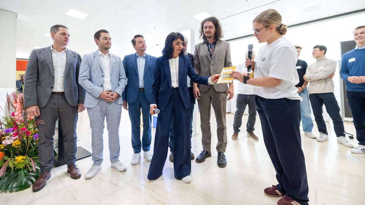 Landespolitik in Stuttgart: Junge Menschen sind vom Umgang im Landtag enttäuscht - Baden-Württemberg