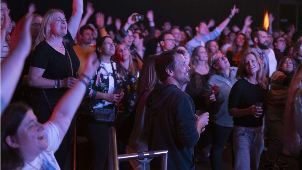 Singalong im Proton: Laut, schief, aus vollem Herzen – Partygäste singen begeistert 90er-Hits