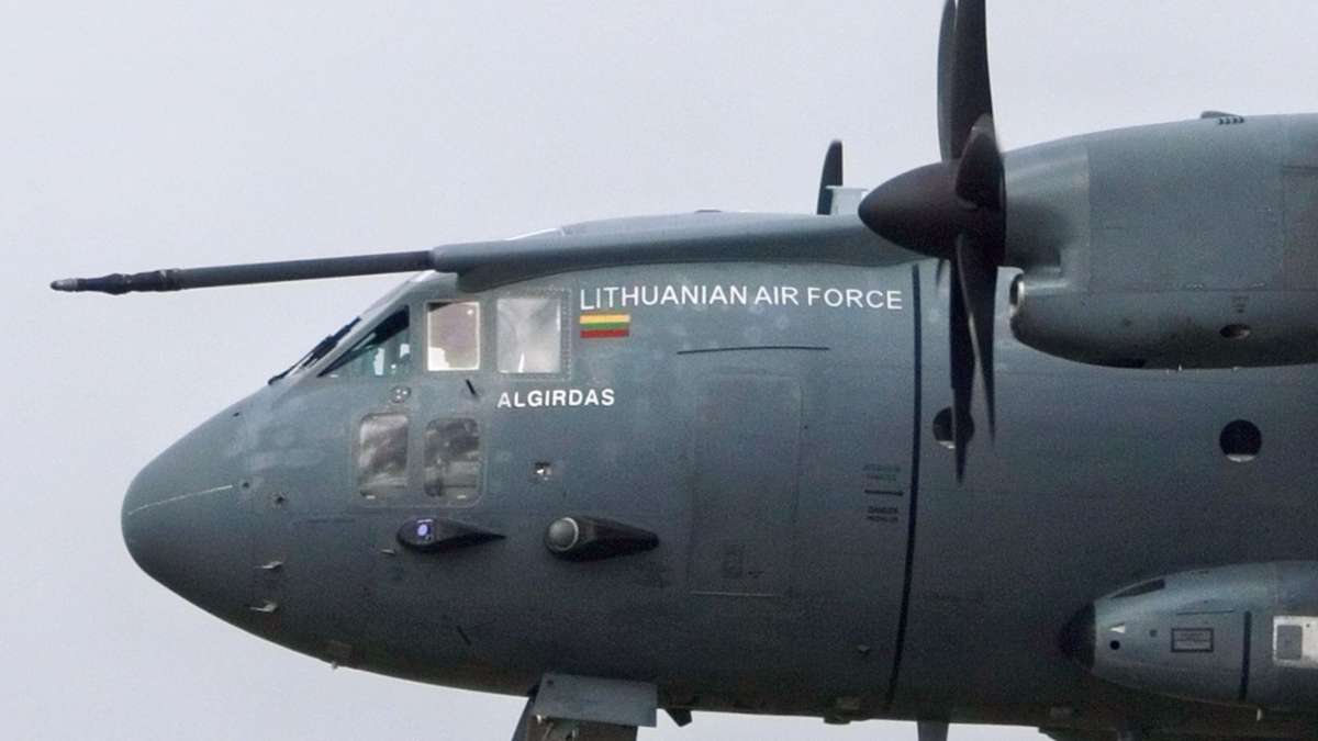 Seltene Landung in Stuttgart: Litauische Militärmaschine lässt Planespotter-Herzen höher schlagen