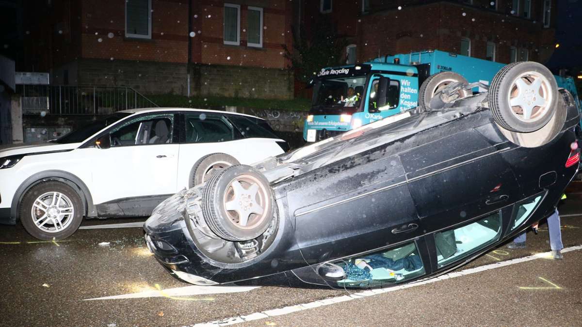 Unfall in Stuttgart-Feuerbach: Auto landet im morgendlichen Berufsverkehr auf dem Dach