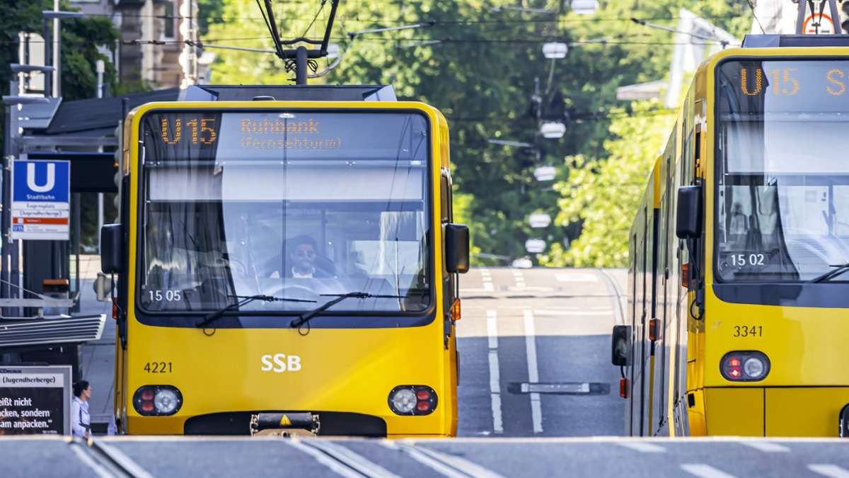 Eugensplatz in Stuttgart: Baustelle übersehen – BMW gerät auf Stadtbahn-Gleise