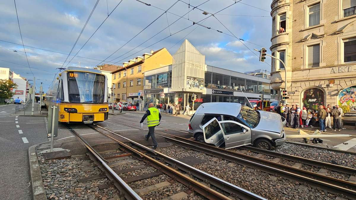 Polizei vor Ort: Unfall mit Stadtbahn in Stuttgart-Ost: Verkehr in Richtung Wasen beeinträchtigt