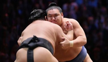 Hakuoho (l) und Hoshoryu in Aktion während ihres Kampfes beim Großen Sumo Turnier in der Royal Albert Hall in London.