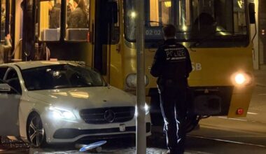 Unfall in Stuttgart-West: Stadtbahn rammt Mercedes – zwei Verletzte