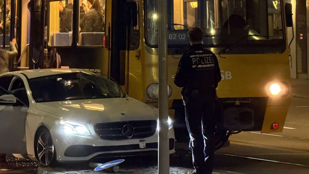 Unfall in Stuttgart-West: Stadtbahn rammt Mercedes – zwei Verletzte