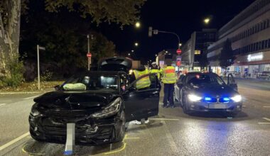 Stuttgarter Polizei sucht Zeugen: Zwei Unfälle bei halsbrecherischer Verfolgungsjagd gebaut