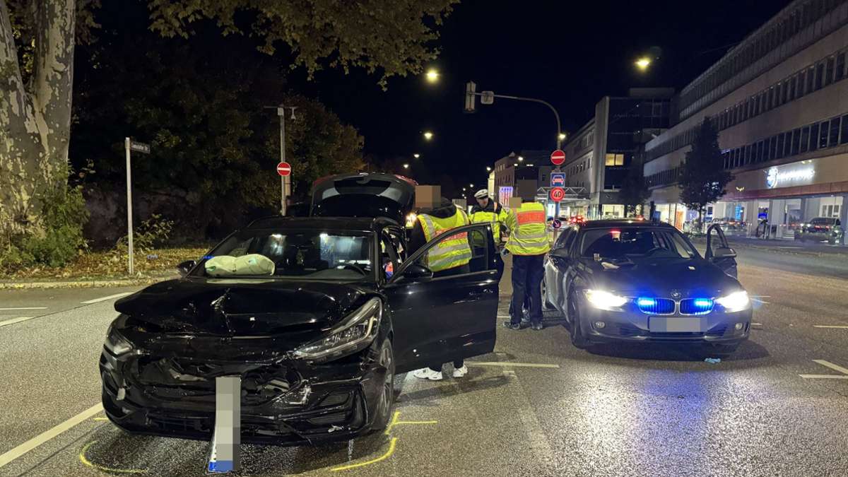 Stuttgarter Polizei sucht Zeugen: Zwei Unfälle bei halsbrecherischer Verfolgungsjagd gebaut