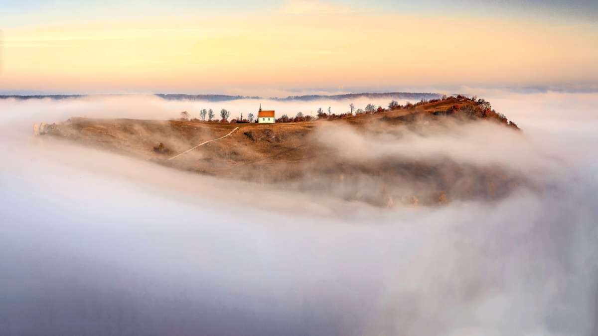 Das Siegerfoto von Birgit Horvath: Das Walberla „frei schwebend“ als Scholle im Himmel