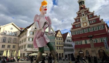 Esslinger Puppenperformance: Fliegenplage am Rathausplatz: Riesenkasper als Killer - Esslingen