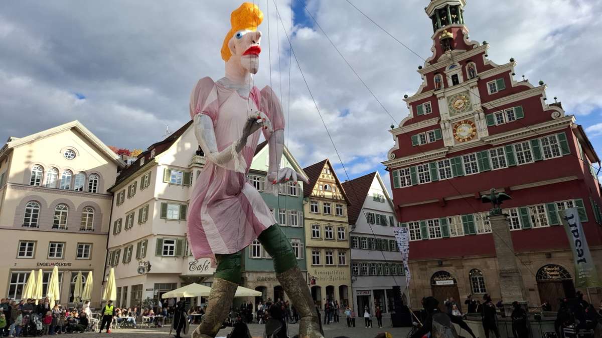 Esslinger Puppenperformance: Fliegenplage am Rathausplatz: Riesenkasper als Killer - Esslingen