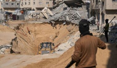 Mitglieder der militanten Hamas-Gruppe graben nach den Leichen israelischer Geiseln inmitten zerstörter Gebäude im südlichen Gazastreifen.