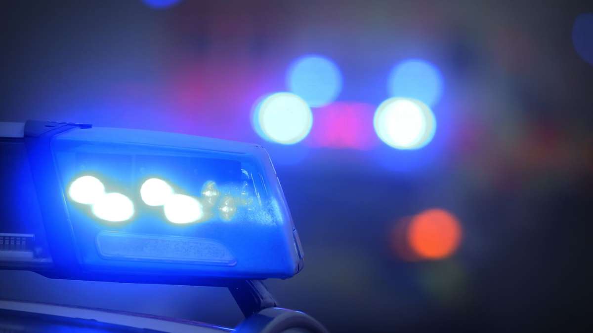 Karlsruhe: Betrunkener baut Unfall und lässt 16-Jährige verletzt zurück