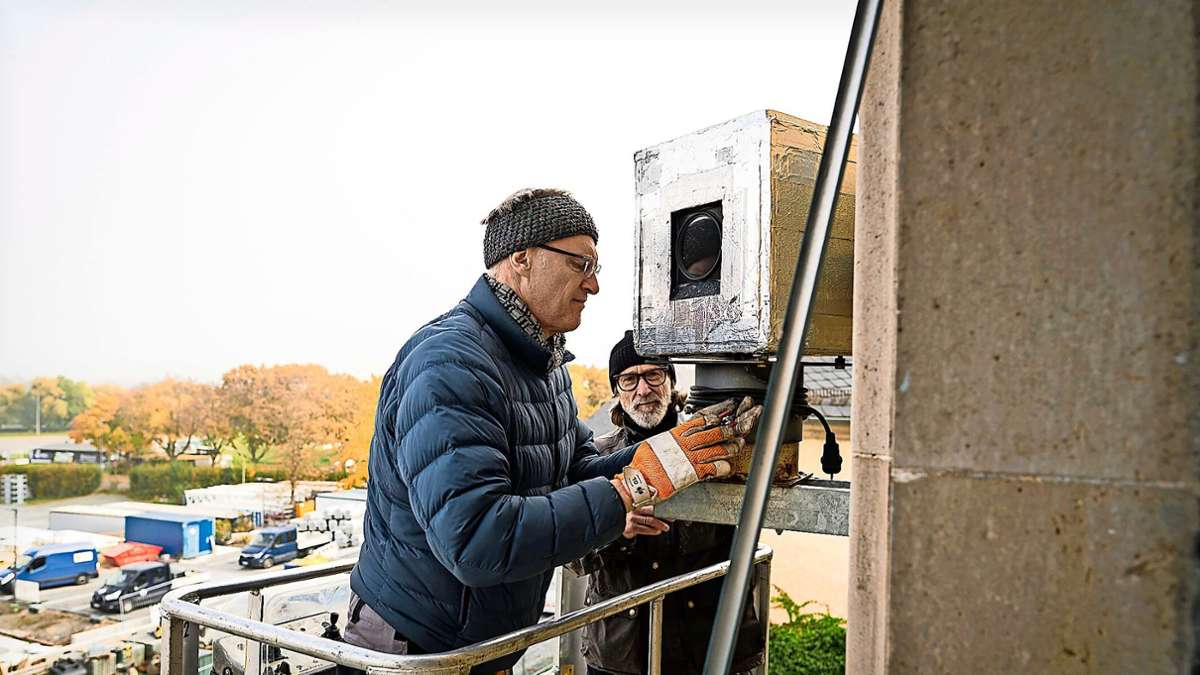 Über fünf Jahre haben die Kamera-Box ordentlich festrosten lassen, die Michael Wesely und Stefan Mayer hier abschrauben.