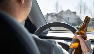 Unfall in Stuttgart-Möhringen: Mercedes kracht gegen Ampelmast – Fahrer wohl unter Alkoholeinfluss