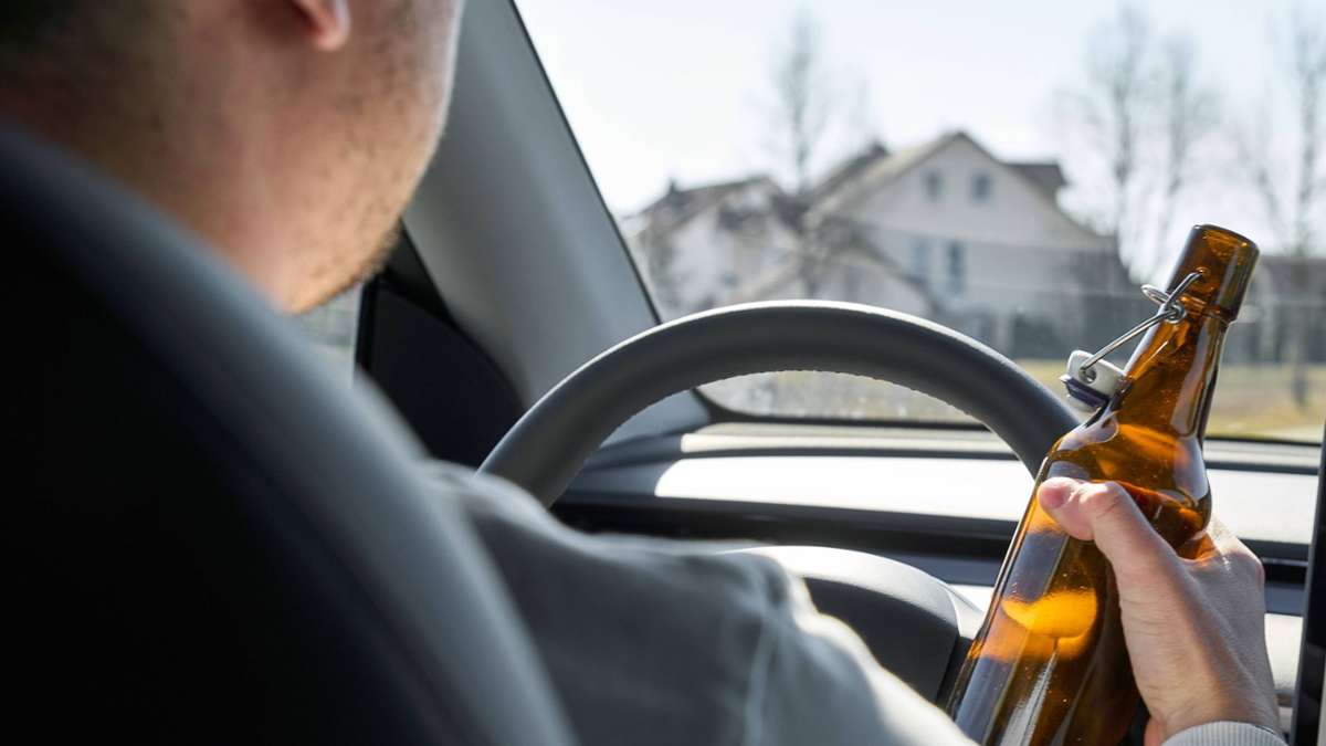 Unfall in Stuttgart-Möhringen: Mercedes kracht gegen Ampelmast – Fahrer wohl unter Alkoholeinfluss