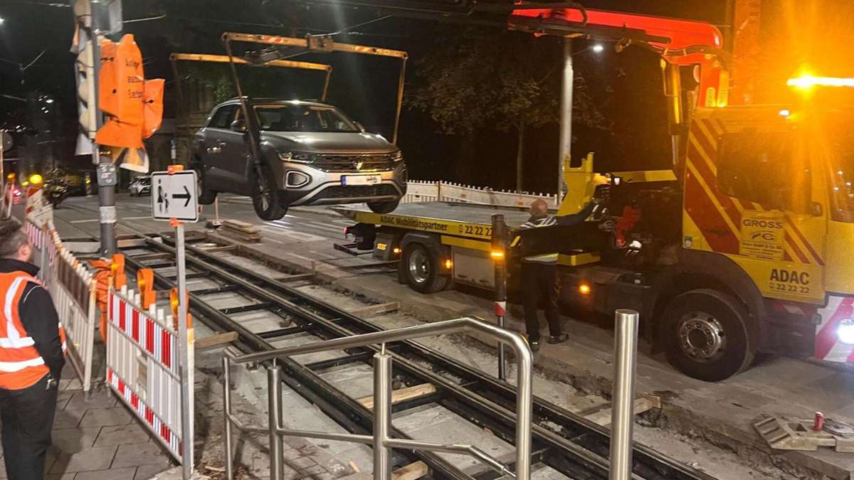 Eugensplatz in Stuttgart: Auto landet auf Stadtbahn-Gleisen - Startseite