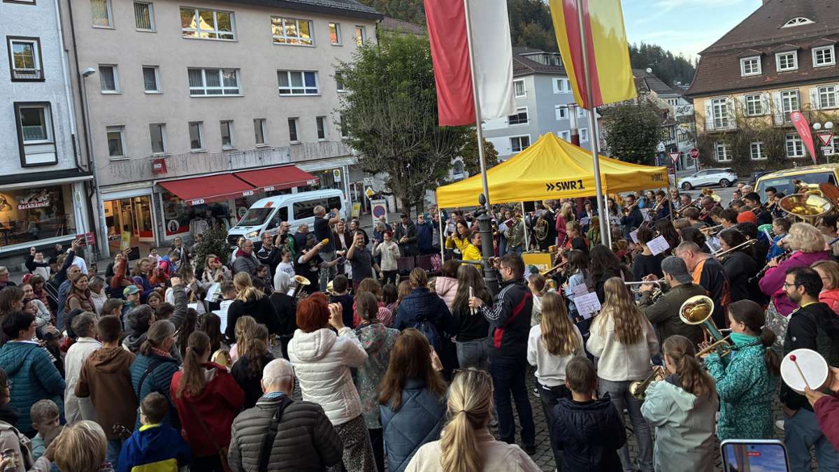 SWR1-Hitmach-Duell in Triberg: Der Marktplatz überfüllt von Musikern - St. Georgen, Triberg & Umgebung