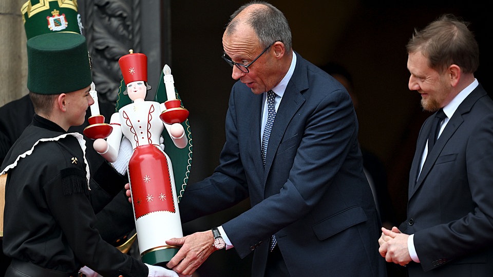 Kanzler in Dresden eingetroffen - Zwischen rotem Teppich, Gesprächen und "Stadtbild"-Protest