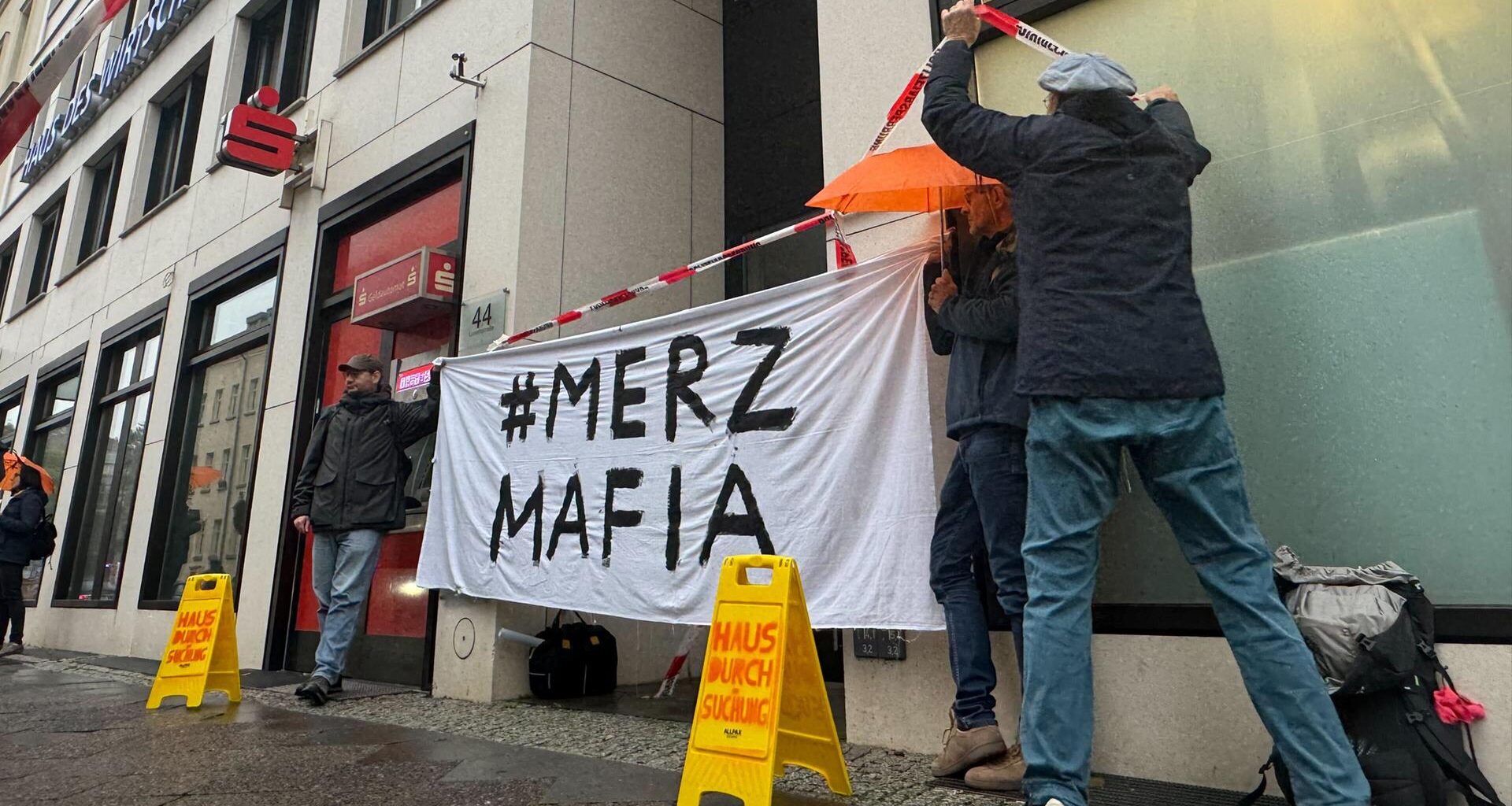 Ein Plakat mit der Aufschrift "Merz Mafia" ist vor dem Eingang zum "Haus des Wirtschaftsrats", einem CDU-nahen Verband in Berlin zu sehen.