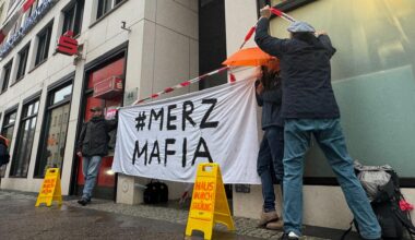 Ein Plakat mit der Aufschrift "Merz Mafia" ist vor dem Eingang zum "Haus des Wirtschaftsrats", einem CDU-nahen Verband in Berlin zu sehen.