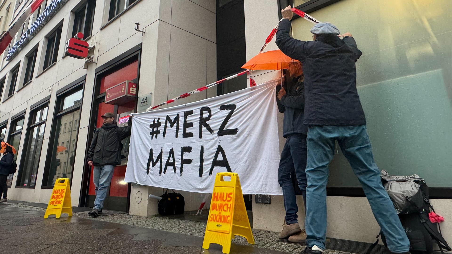 Ein Plakat mit der Aufschrift "Merz Mafia" ist vor dem Eingang zum "Haus des Wirtschaftsrats", einem CDU-nahen Verband in Berlin zu sehen. 