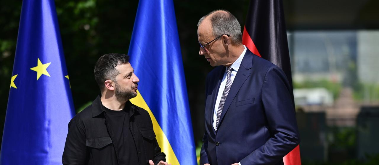 Wolodymyr Selenskyj und Friedrich Merz vor dem Bundeskanzleramt in Berlin.