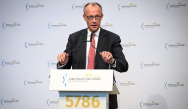 Bundeskanzler Friedrich Merz spricht an einem Rednerpult.