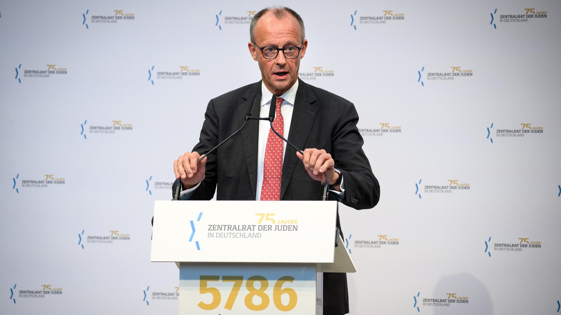 Bundeskanzler Friedrich Merz spricht an einem Rednerpult.