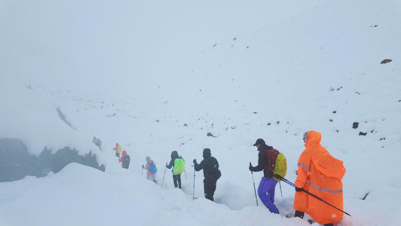 Hunderte Bergwanderer sitzen am Mount Everest fest