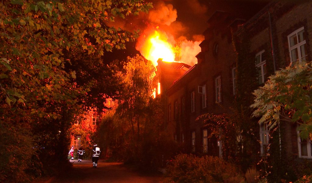 Hamburg: Feuer in historischem Schröderstift – Person verletzt