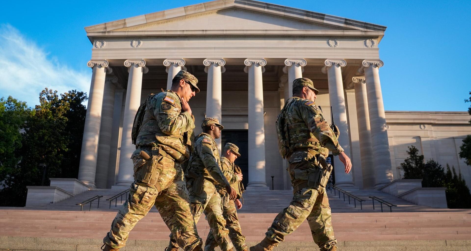 In Washington sind Soldaten vor dem Museum "Gallery of Art".