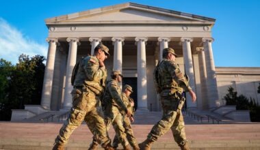 In Washington sind Soldaten vor dem Museum "Gallery of Art".