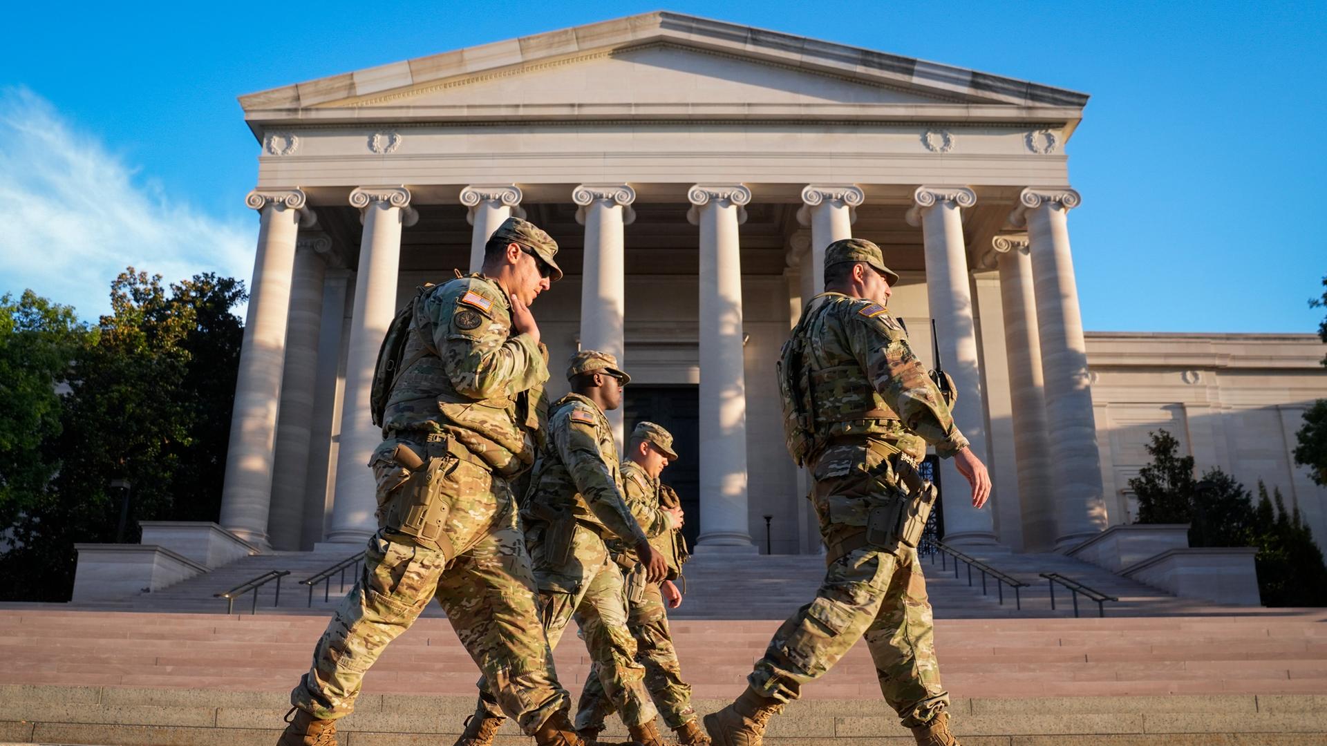 In Washington sind Soldaten vor dem Museum "Gallery of Art".