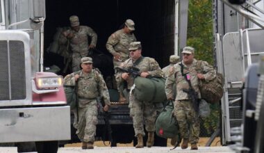 Militärangehörige in Uniform mit dem Abzeichen der texanischen Nationalgarde kommen in Illinois an