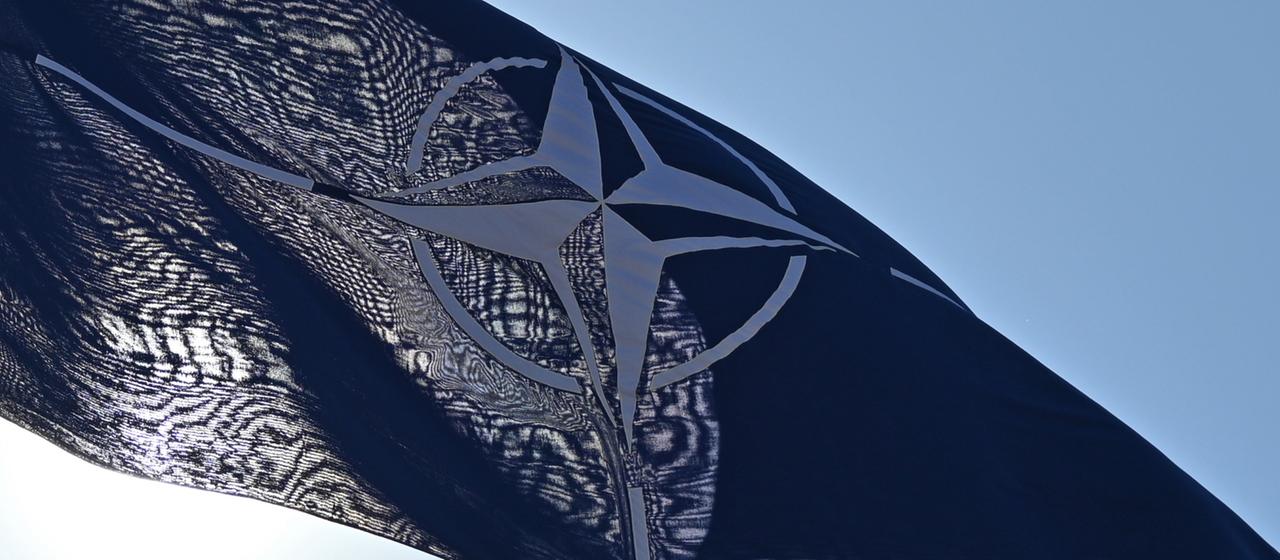 Eine Flagge der NATO vor dem NATO-Hauptquartier in Brüssel