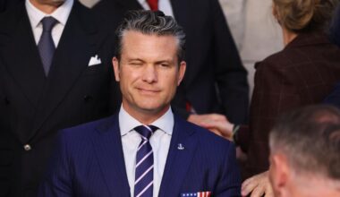 Flugzeug mit US-Pentagonchef Hegseth muss in Großbritannien notlanden