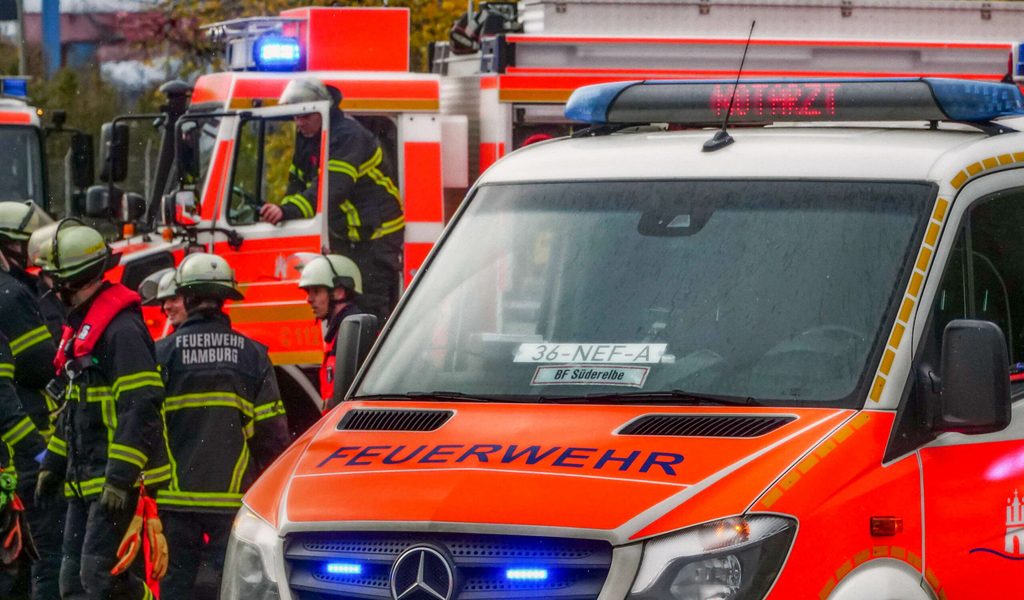Hamburg: Regenfälle unterspülen Baugrube – Gehweg bricht ein