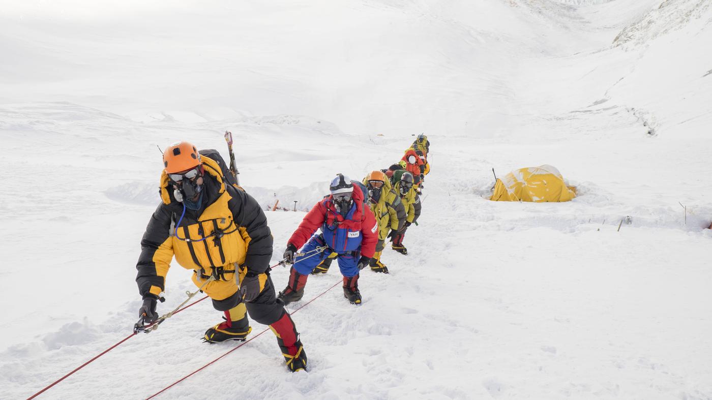 Offenbar ein Toter nach starken Schneefällen am Mount Everest – Hunderte Touristen gerettet
