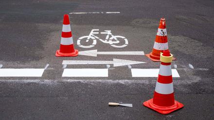 Neue Fahrbahnmarkierungen zur Einrichtung einer Fahrradstraße.