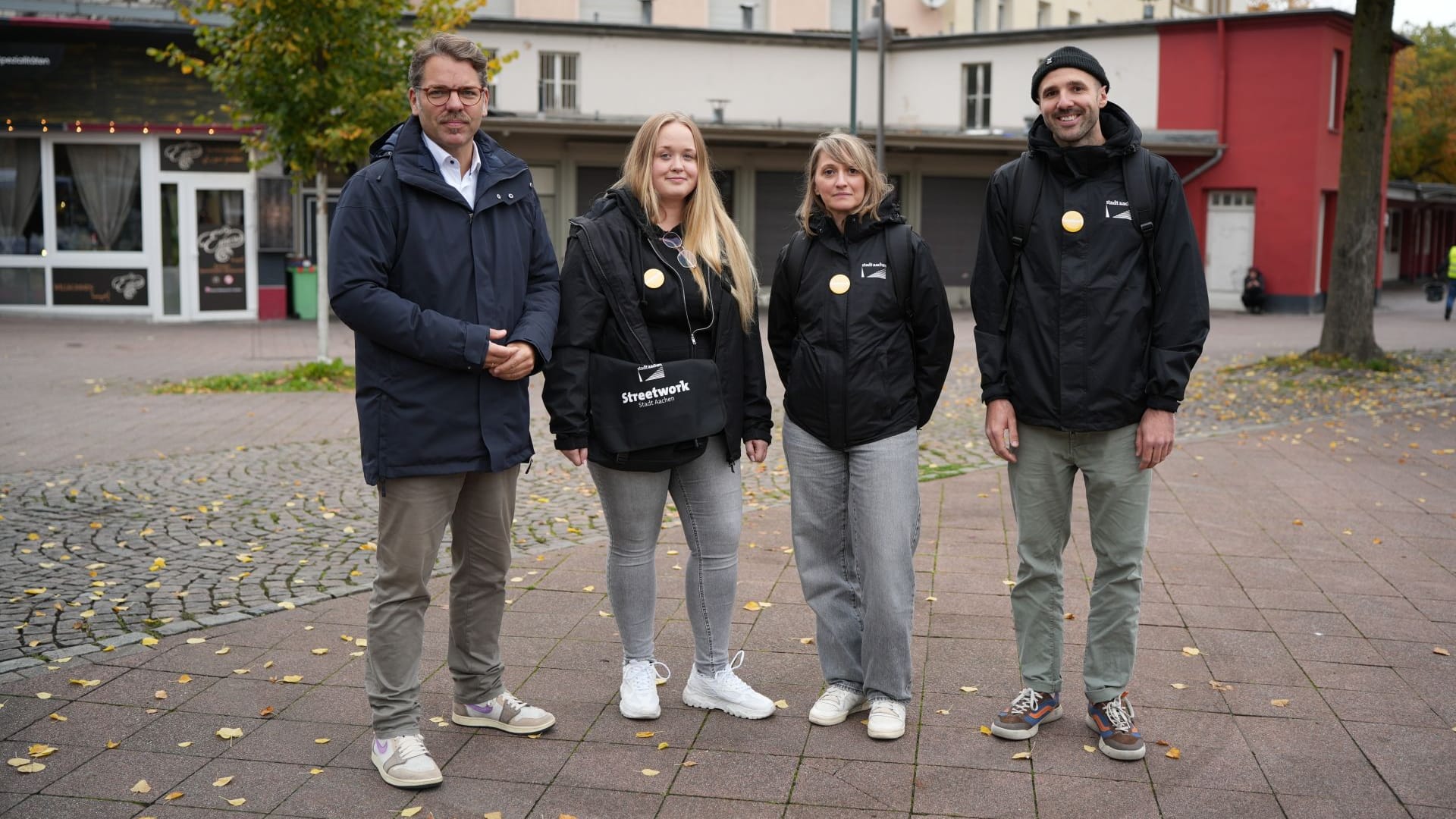 Sozialdezernent Thomas Hissel, Teamleiterin Jannika Masloh sowie die Streetworker Janina Alvarez Leal und Christoph Casper (v.l.n.r.): Die Streetworker sind montags bis freitags unterwegs.