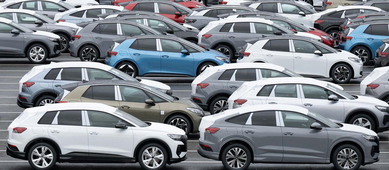 Neufahrzeuge von VW | picture alliance/dpa Neufahrzeuge von VW